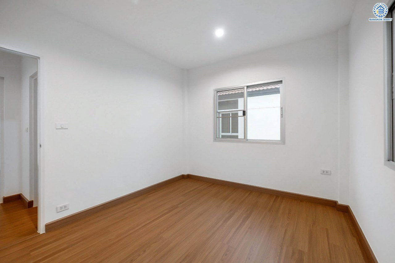 บ้านมือสองตกแต่งใหม่ โครงการ ไลฟ์ บางกอก บูเลอวาร์ด ปิ่นเกล้า-เพชรเกษม เนื้อที่กว้างกว่า 52.5 ตร.ว ฟังก์ชัน 3 ห้องนอน 3 ห้องน้ำ 2 ที่จอดรถ บนทำเลติดถนนพุทธมณฑลสาย4 ตอบโจทย์กับทุกครอบครัว ใกล้แหล่งช้อปปิ้ง "เซ็นทรัล ศาลายา" รถไฟฟ้าสายสีน้ำเงิน "สถานีหลักสอง" และจุดขึ้นทางด่วน "ศรีรัช"